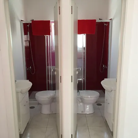 Surfer's Den 호스텔