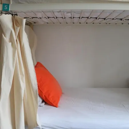 Surfer's Den אכסניה *